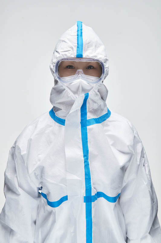 防护服人员特写