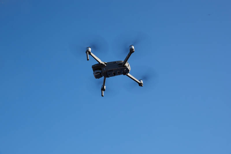 无人机翱翔蓝天