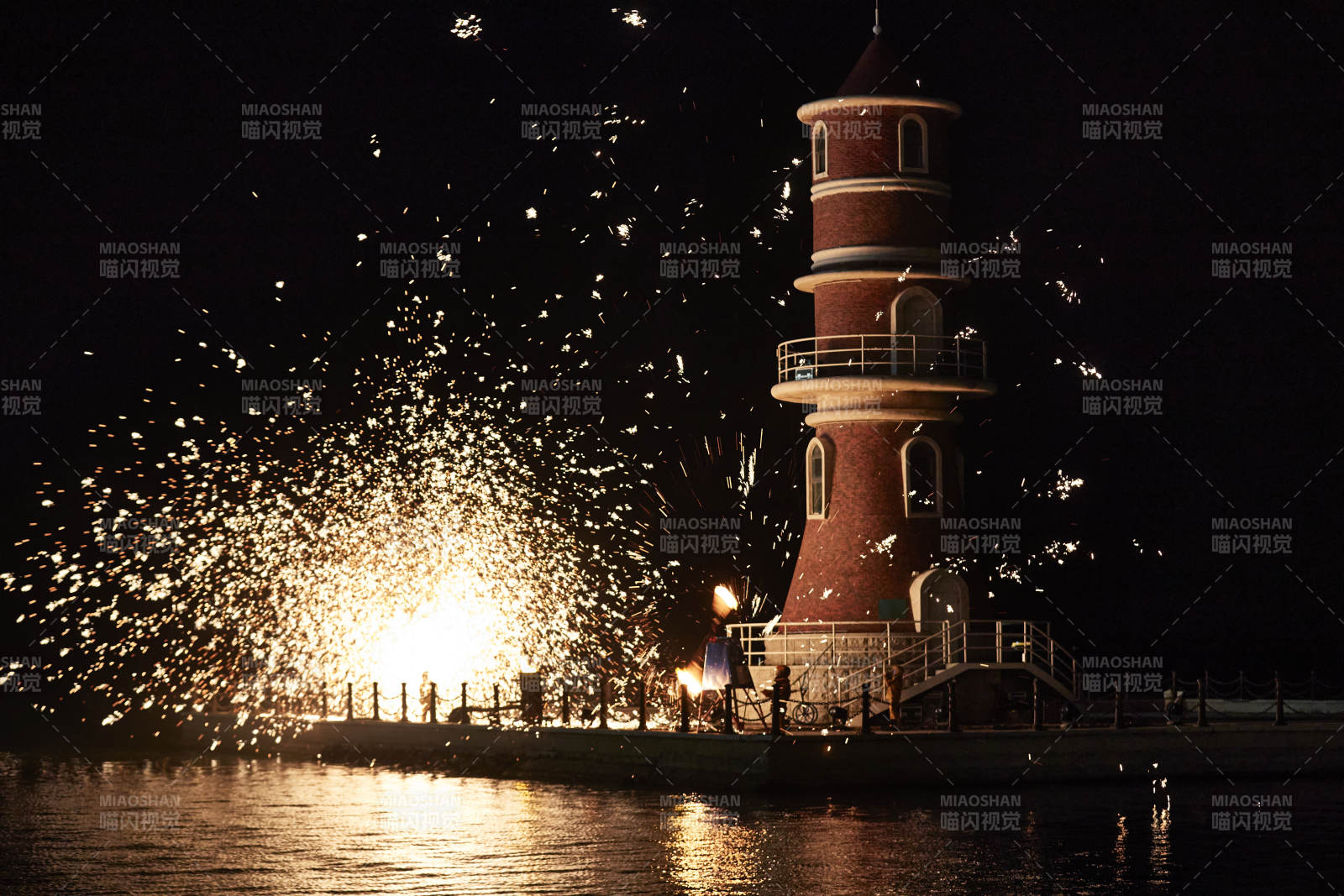 夜景灯塔烟花绽放