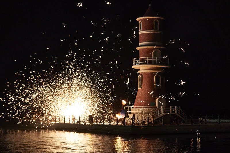 夜景灯塔烟花绽放