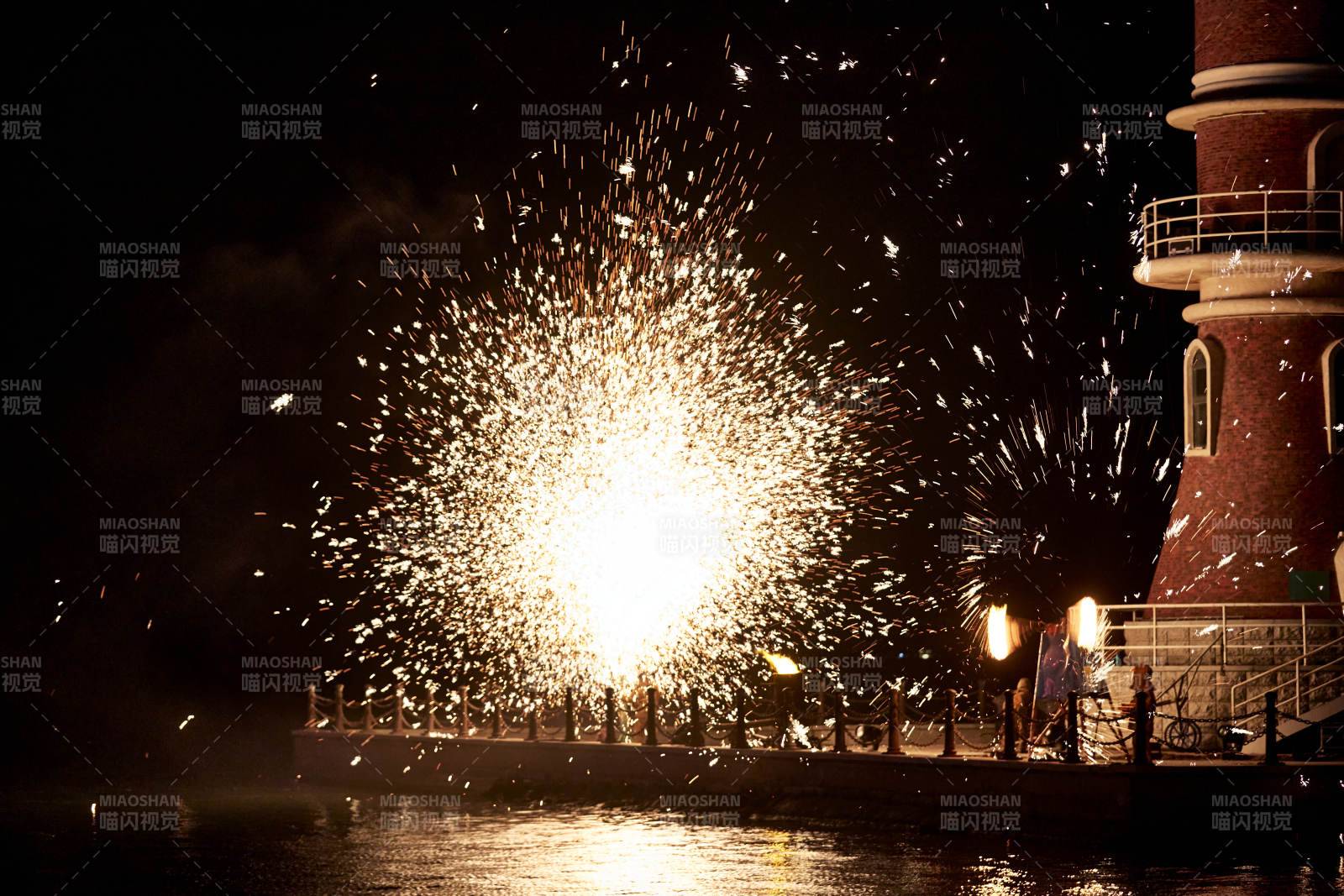 夜景烟花绽放
