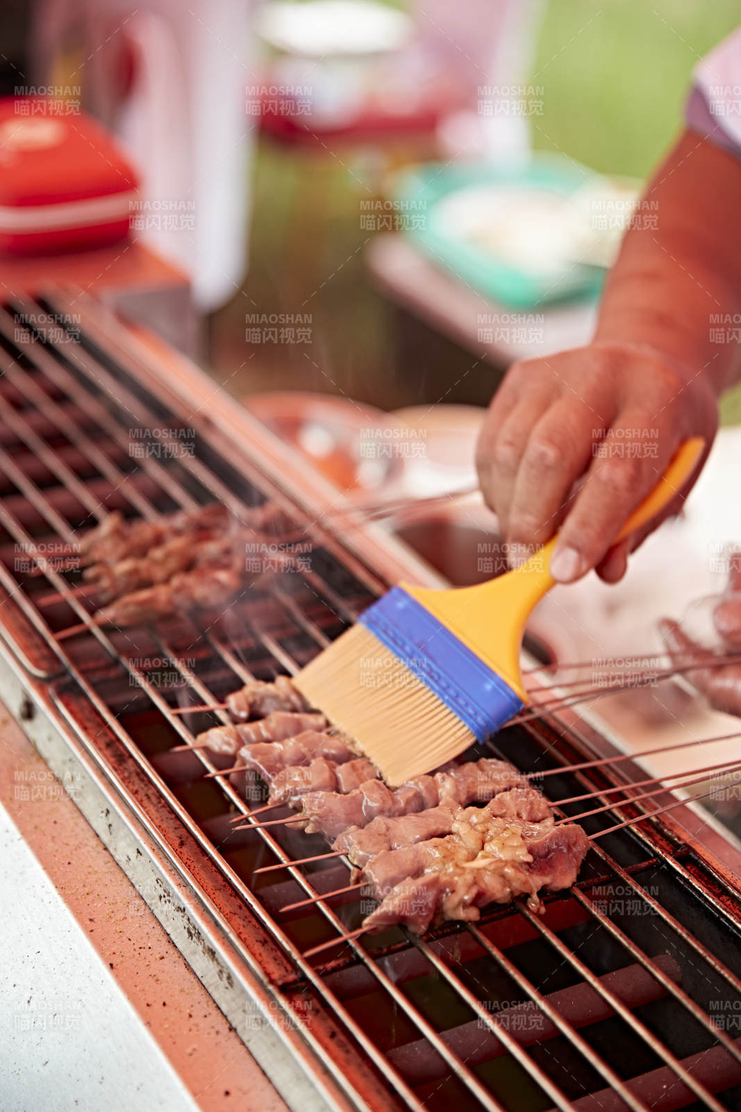 烧烤刷油美味肉串
