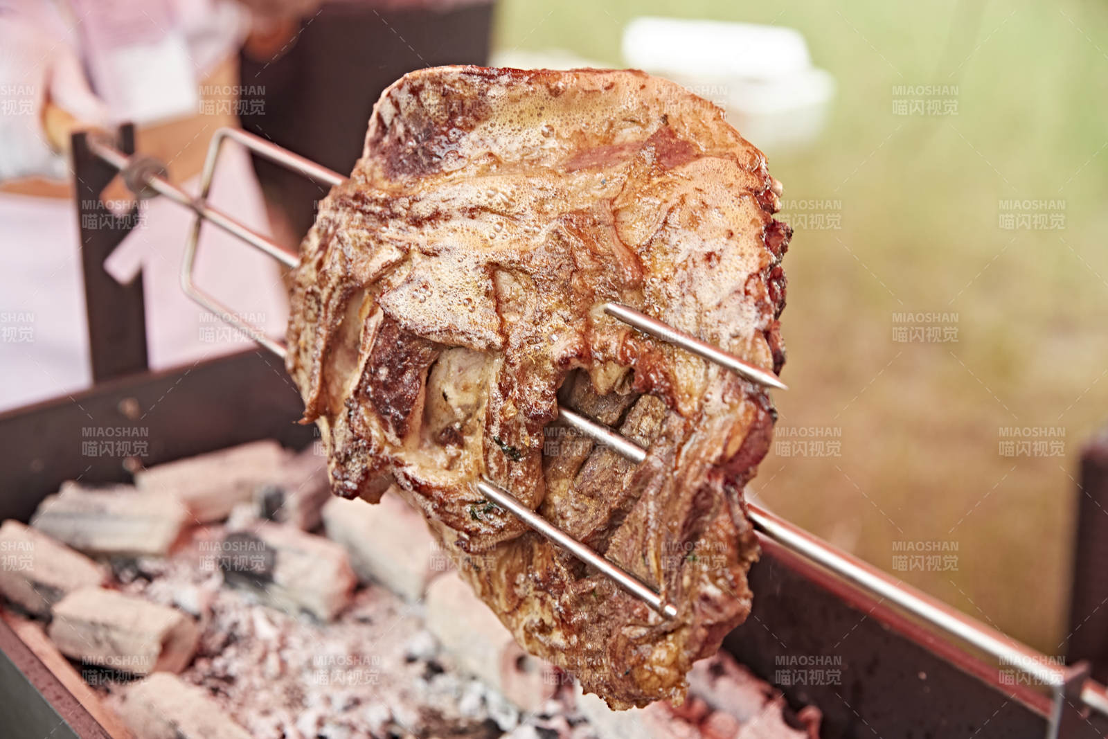 烤羊腿香气四溢