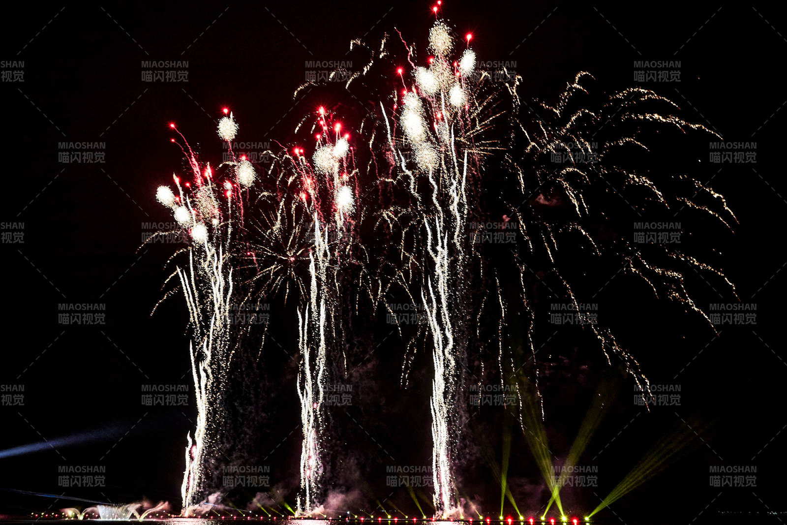 璀璨烟花夜空绽放