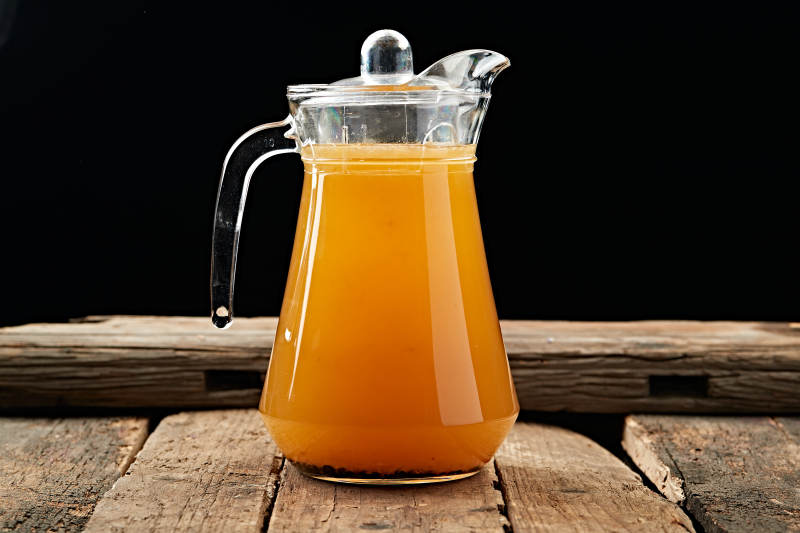 橙汁满溢玻璃壶