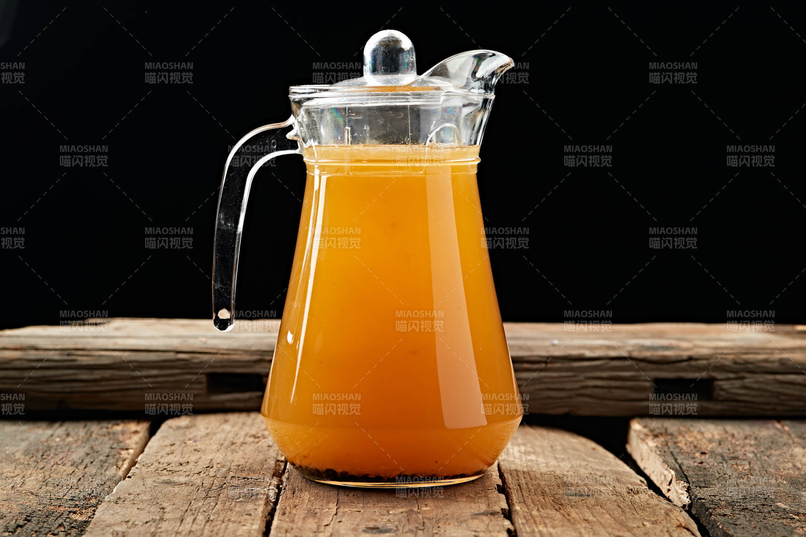 橙汁满溢玻璃壶