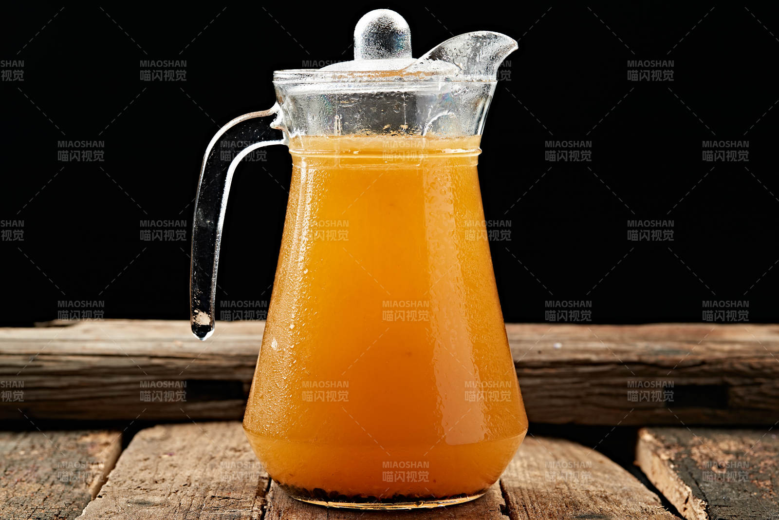 橙汁满溢玻璃壶