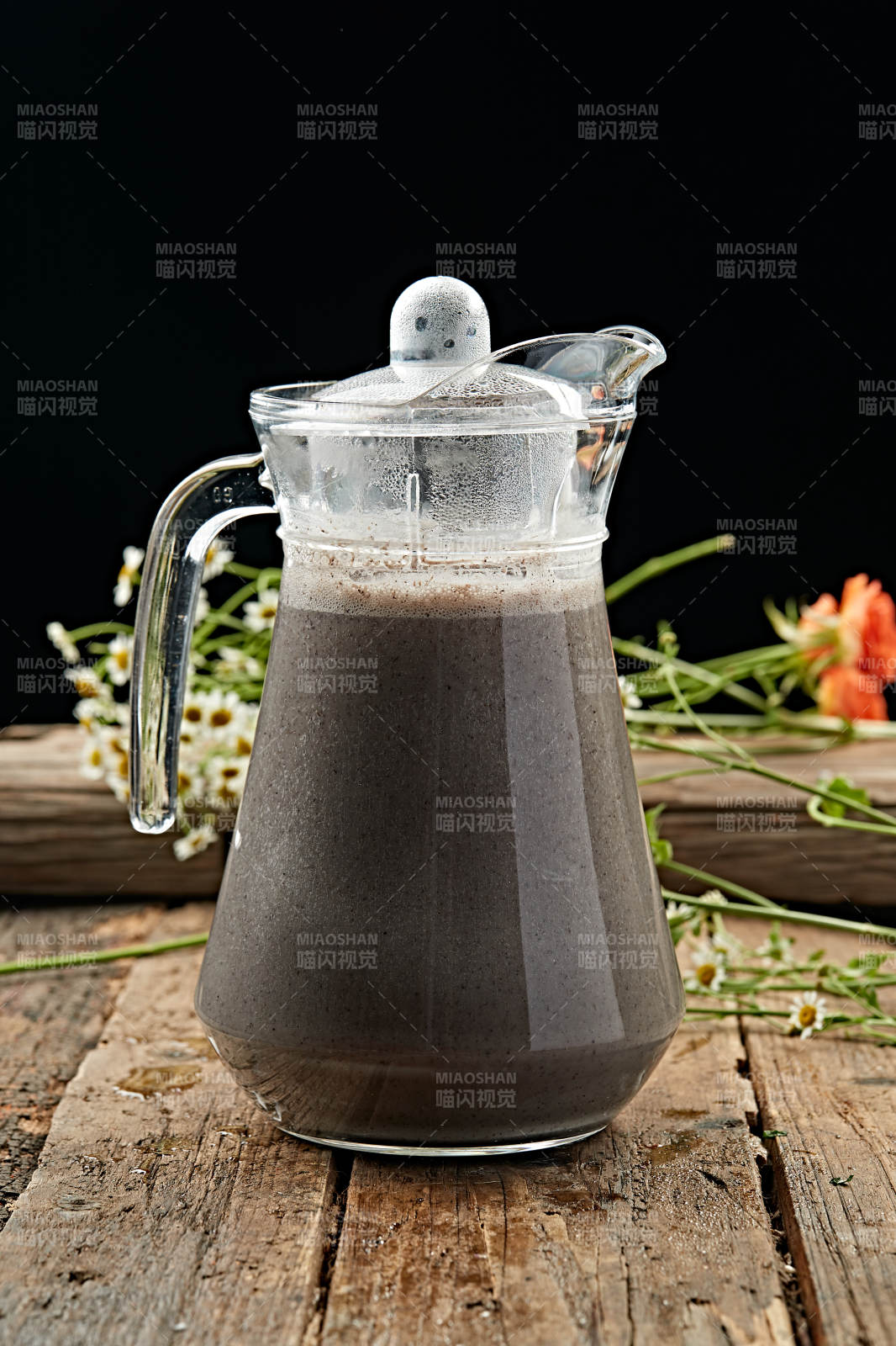 深色饮品静置木桌