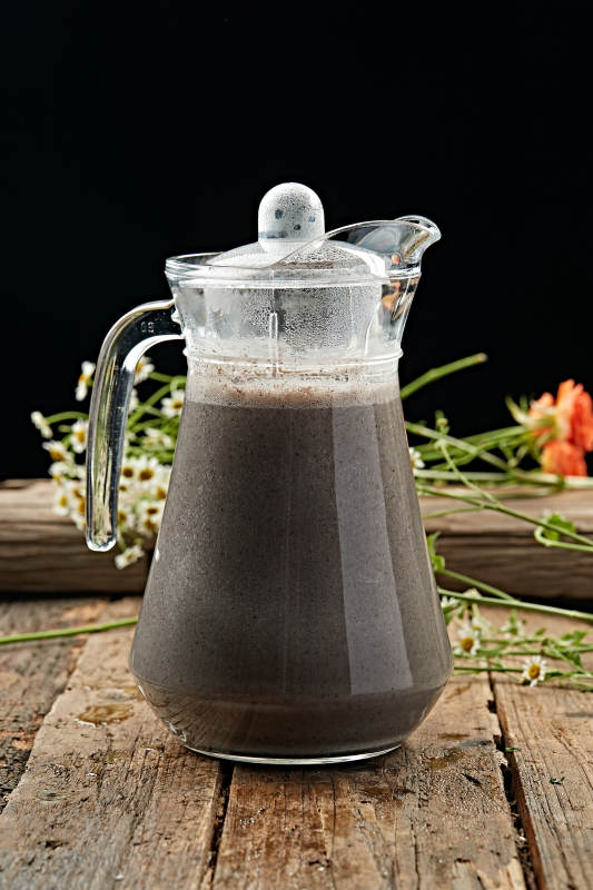 深色饮品静置木桌