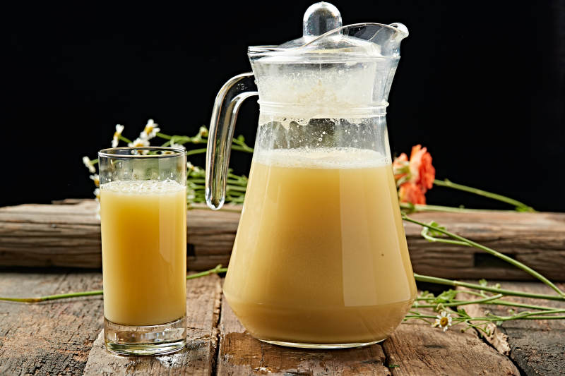 金黄饮品静置木桌