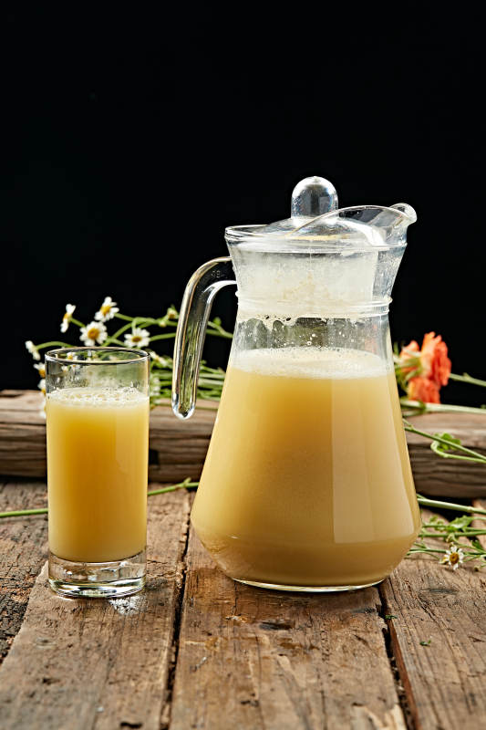 金黄饮品静享时光