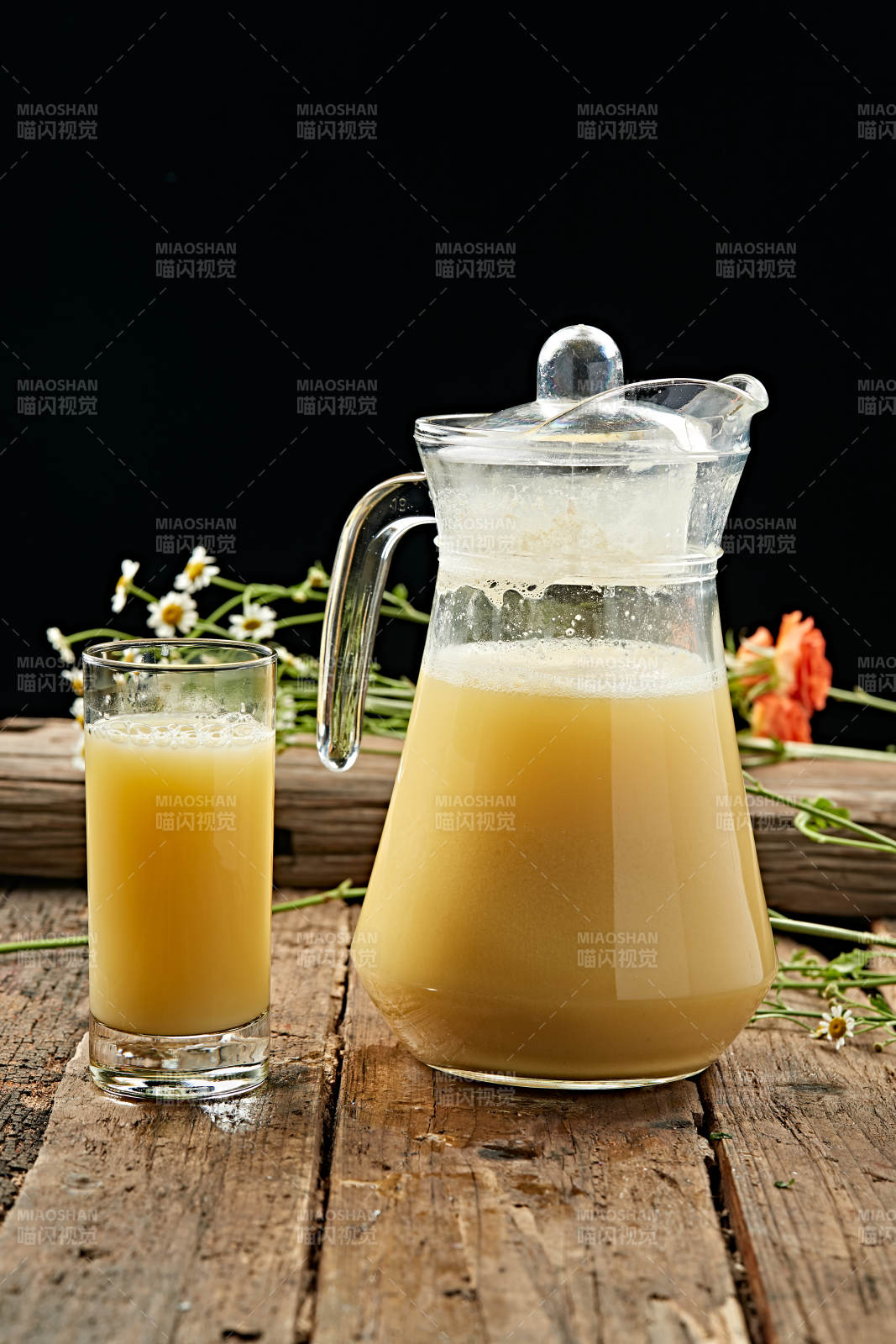 金黄饮品静享时光