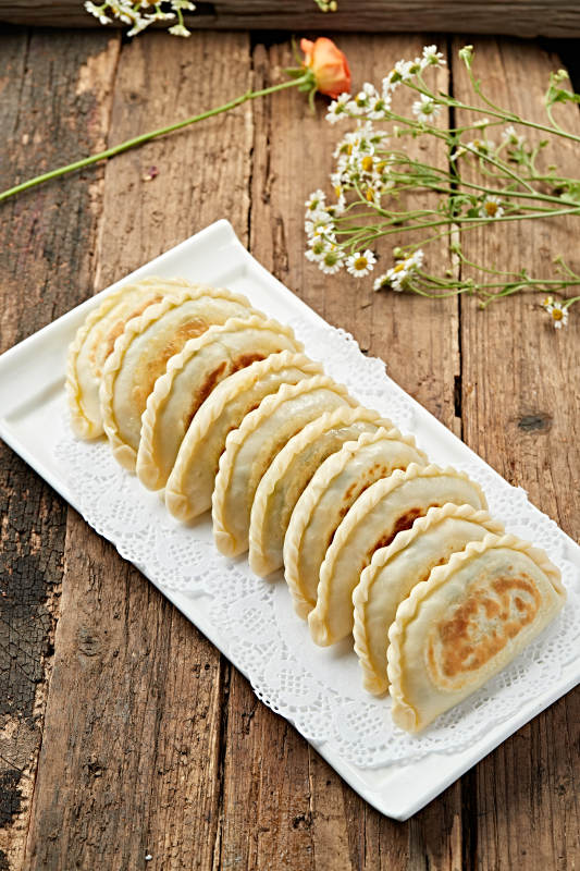 金黄煎饺摆盘