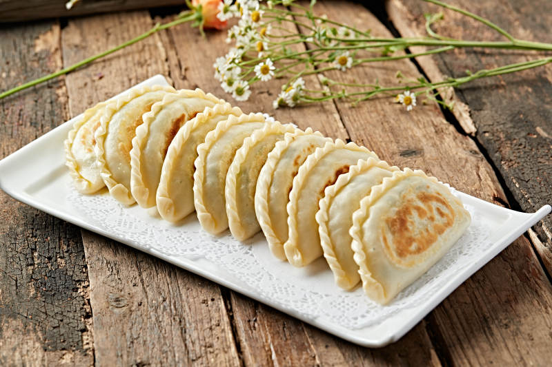 金黄煎饺摆盘