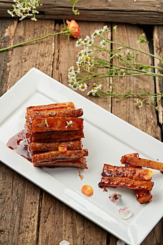 蜜汁排骨配花饰