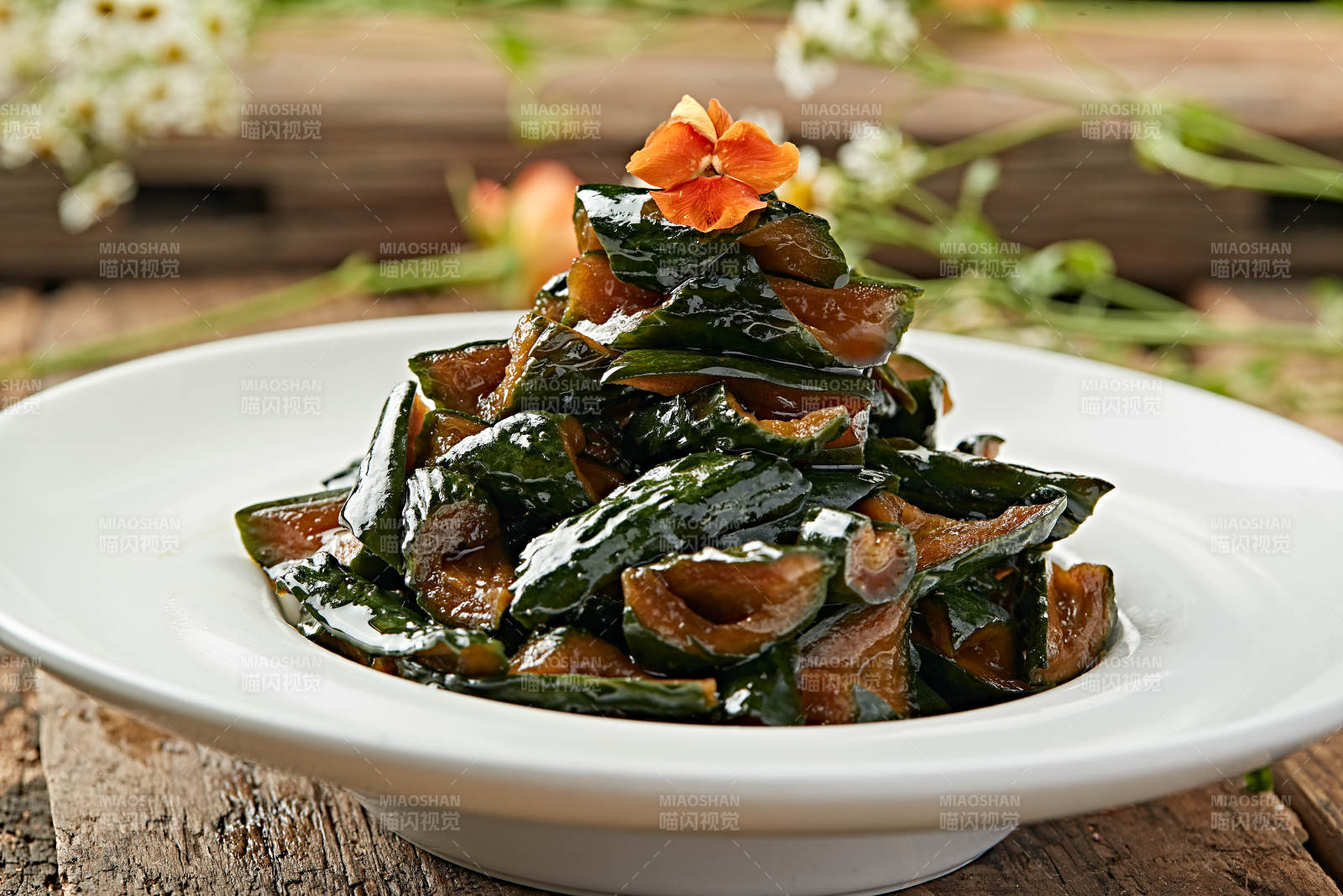 凉拌黄瓜配花饰