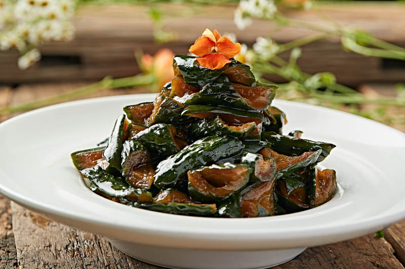 凉拌黄瓜配花饰