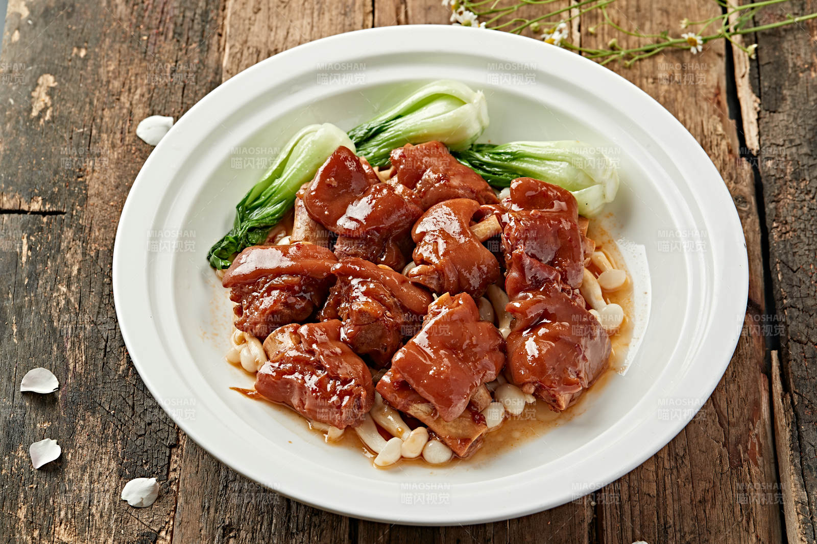 红烧猪蹄配青菜