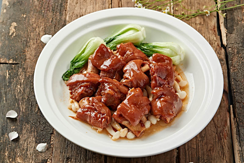 红烧猪蹄配青菜