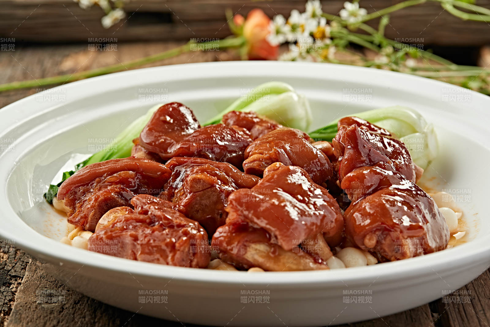 蜜汁猪蹄配青菜