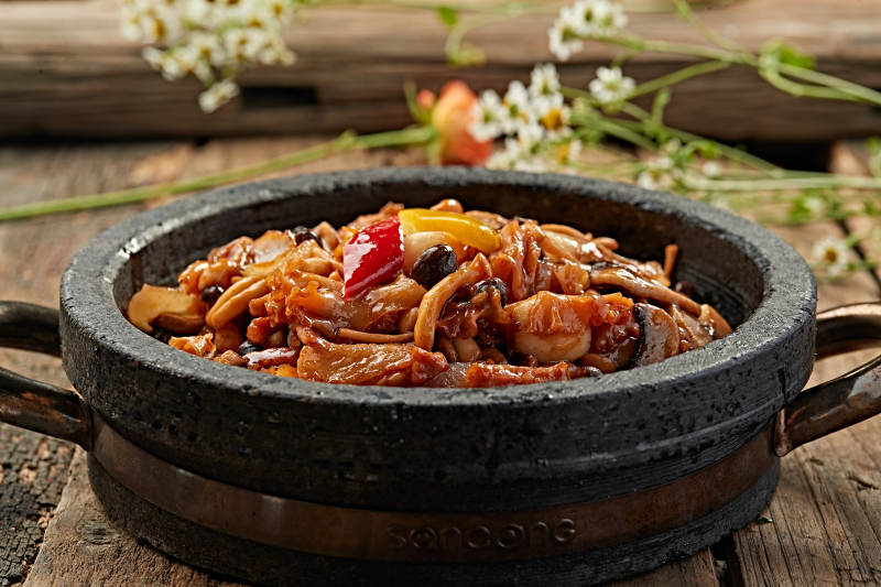 石锅鱿鱼炒菜