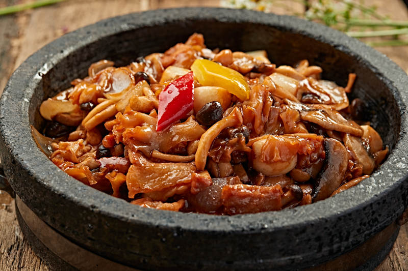 石锅鱿鱼炒菜