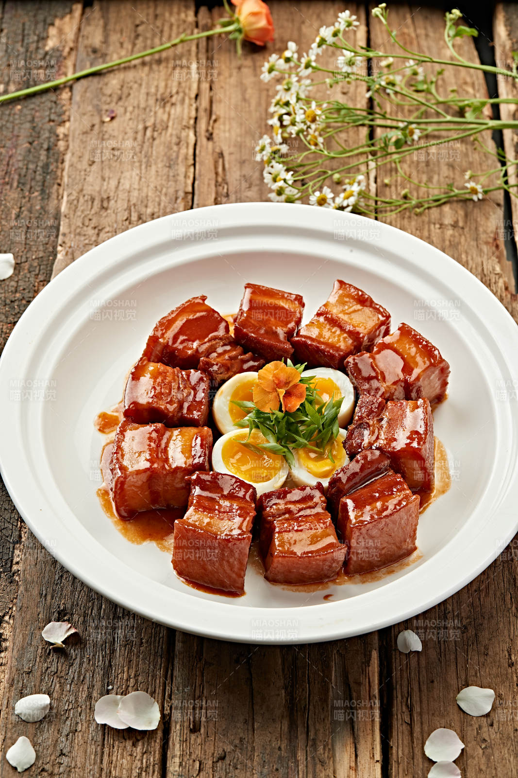 红烧肉配卤蛋