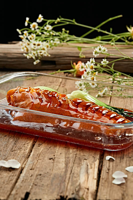 蜜汁烤鱼配香草