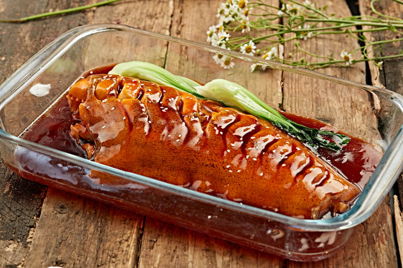 酱汁烤鱼配青菜