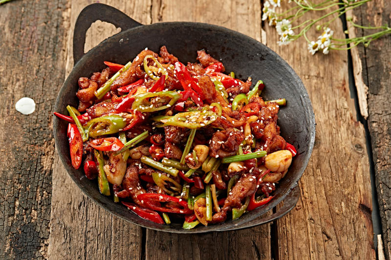 锅仔蒜香辣炒油鸡块