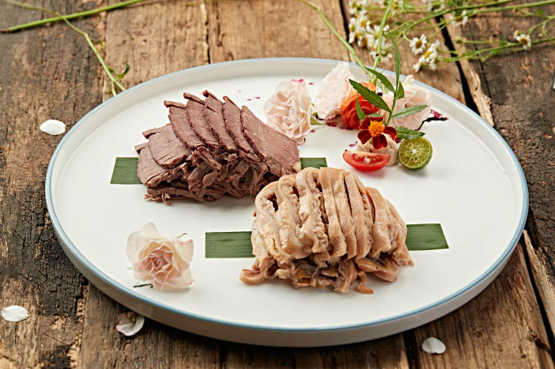 酱驴肉切片拼驴板肠