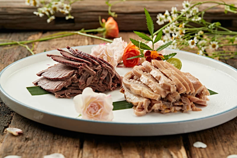 酱驴肉切片拼驴板肠