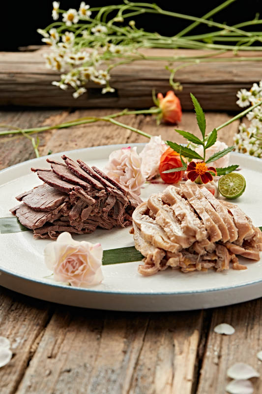 酱驴肉切片拼驴板肠