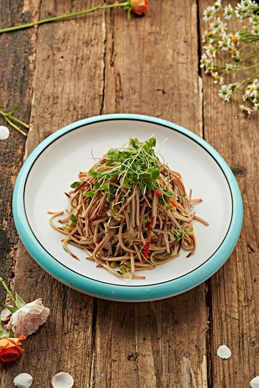 椿苗拌熏豆腐干丝