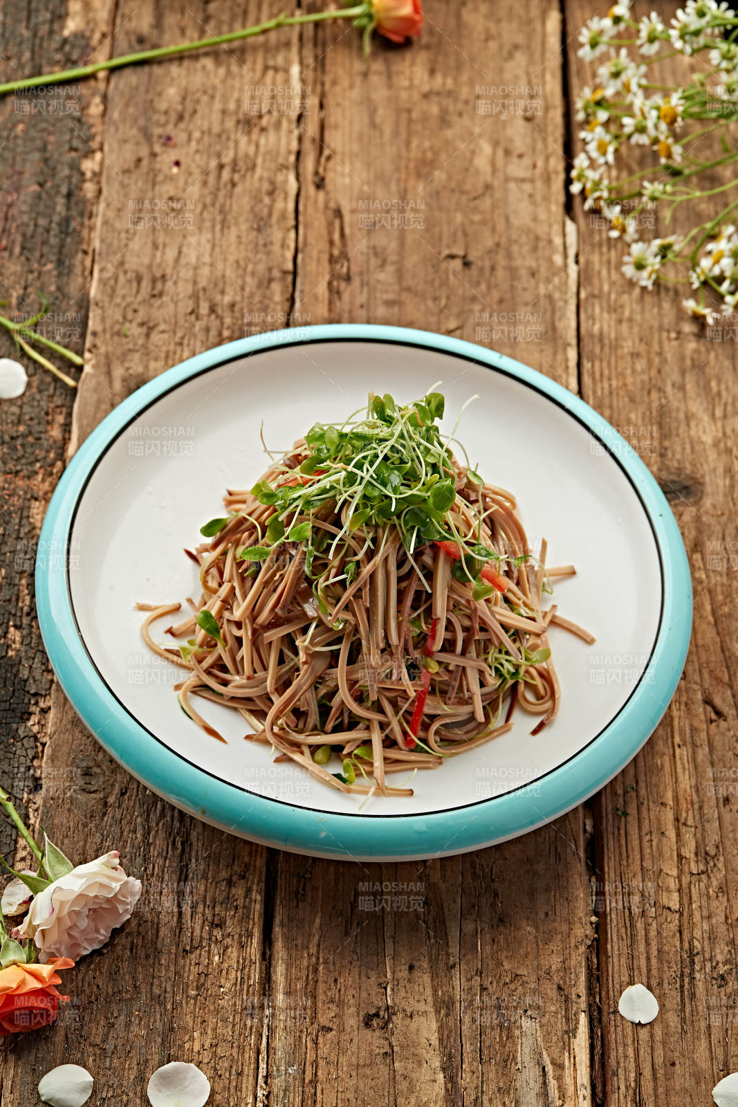 椿苗拌熏豆腐干丝