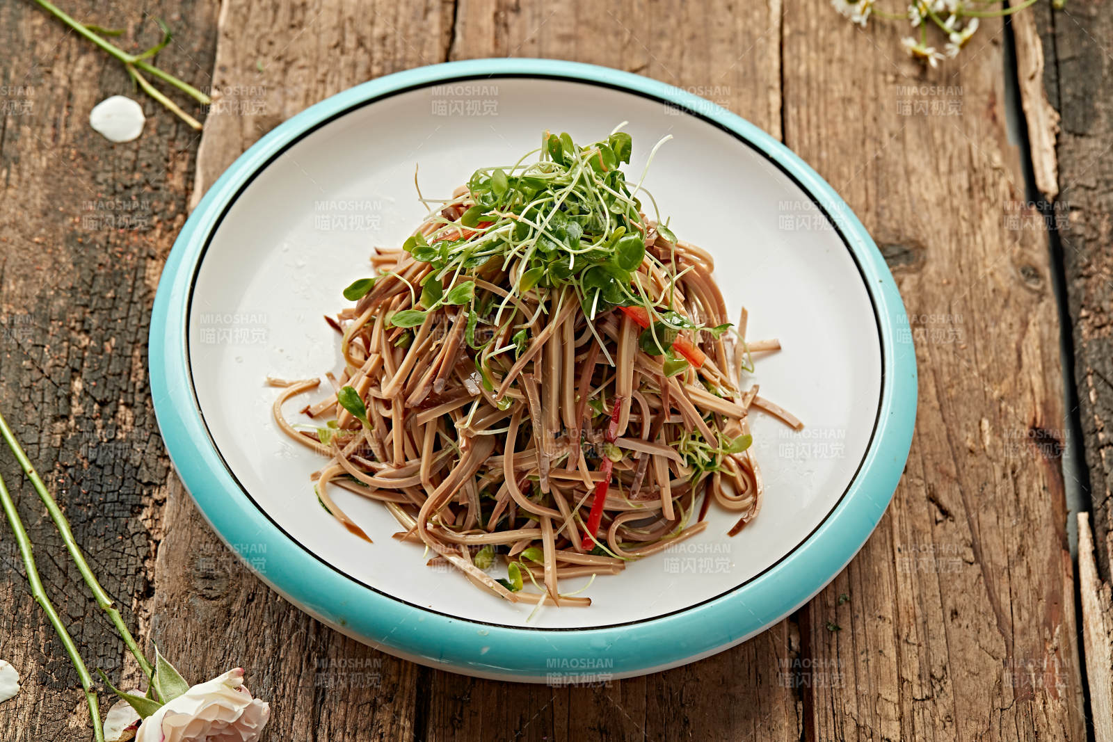 椿苗拌熏豆腐干丝