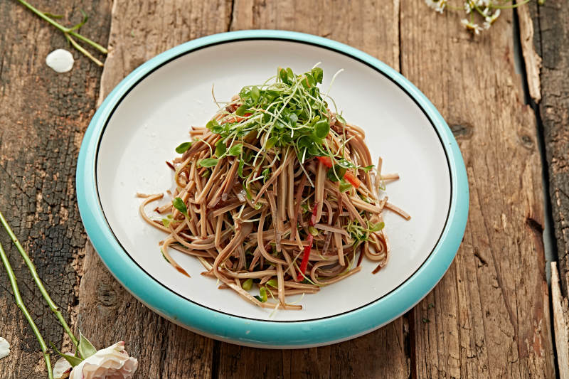 椿苗拌熏豆腐干丝