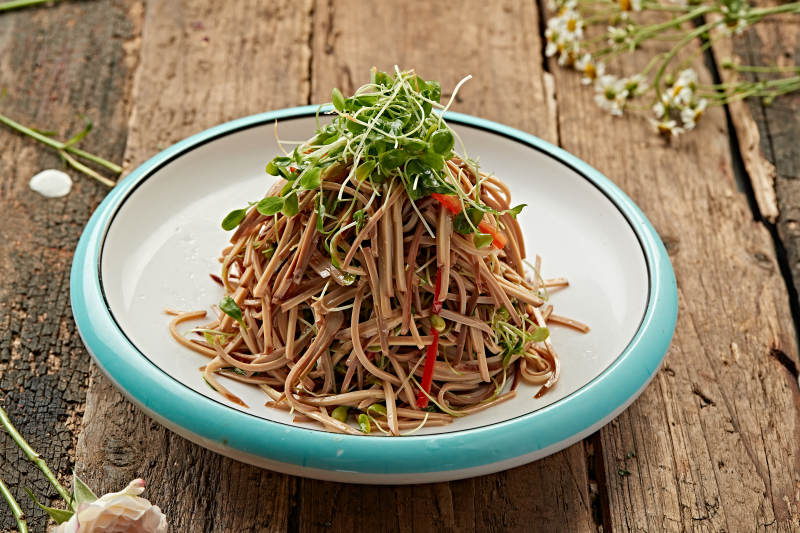 椿苗拌熏豆腐干丝