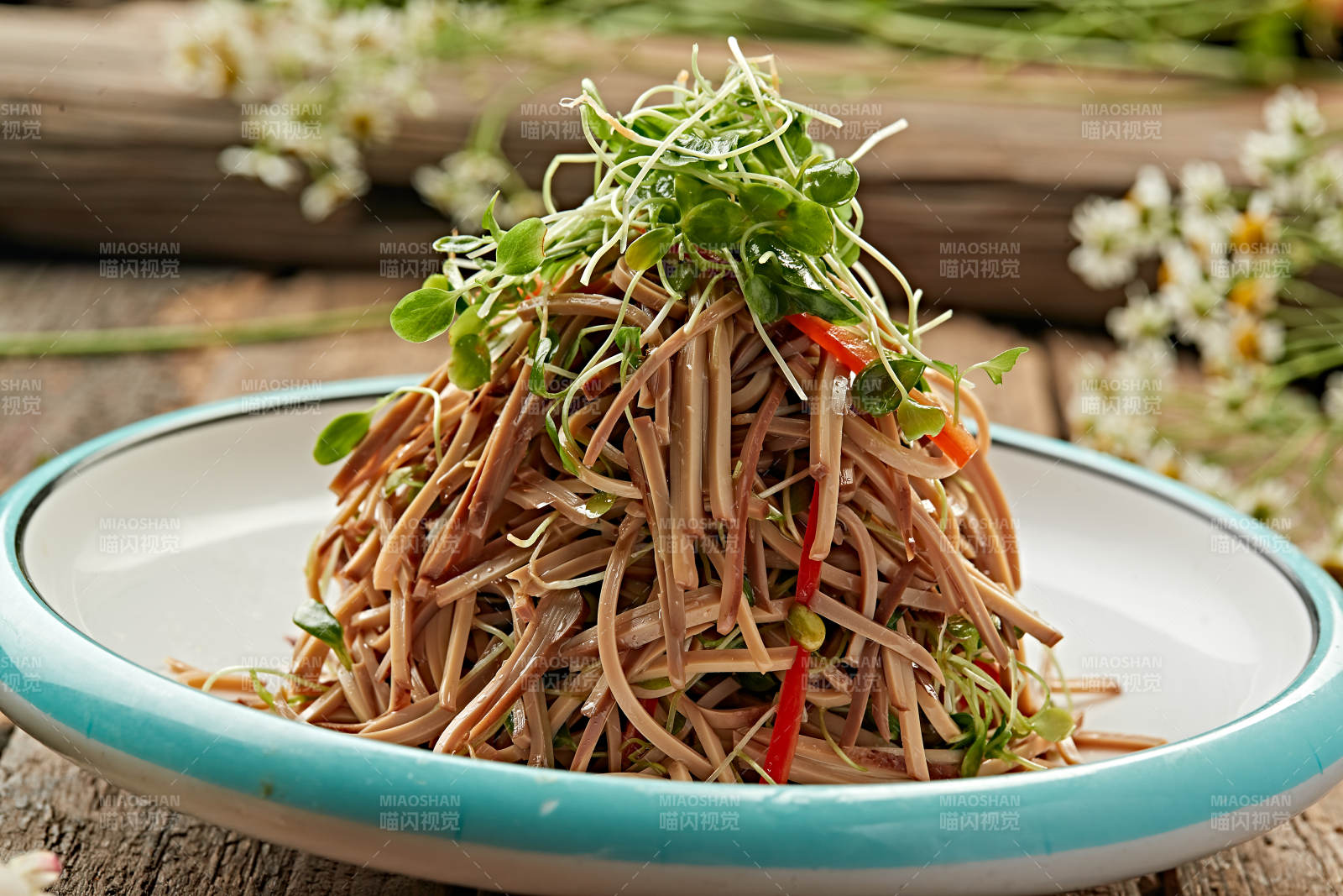 椿苗拌熏豆腐干丝