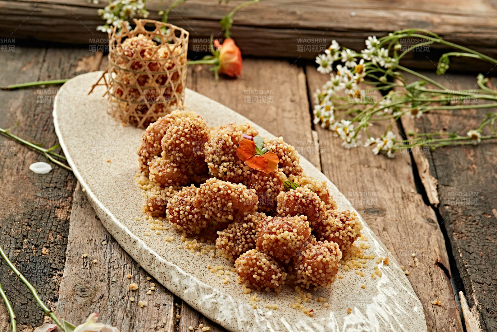 香酥鸡块配花饰