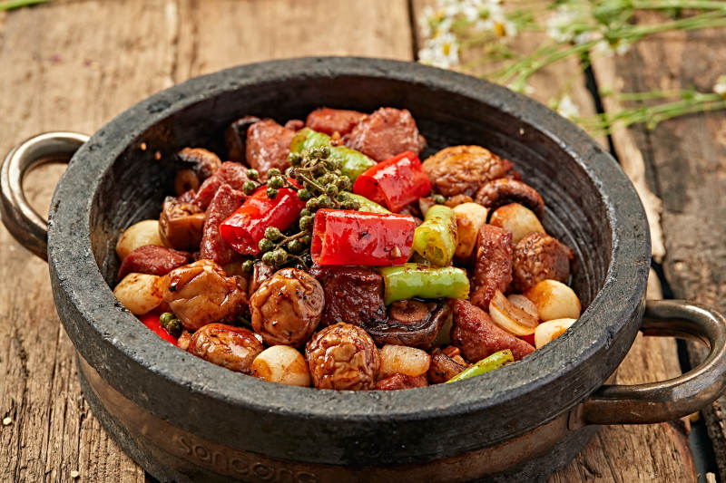 香辣炖肉配蔬菜