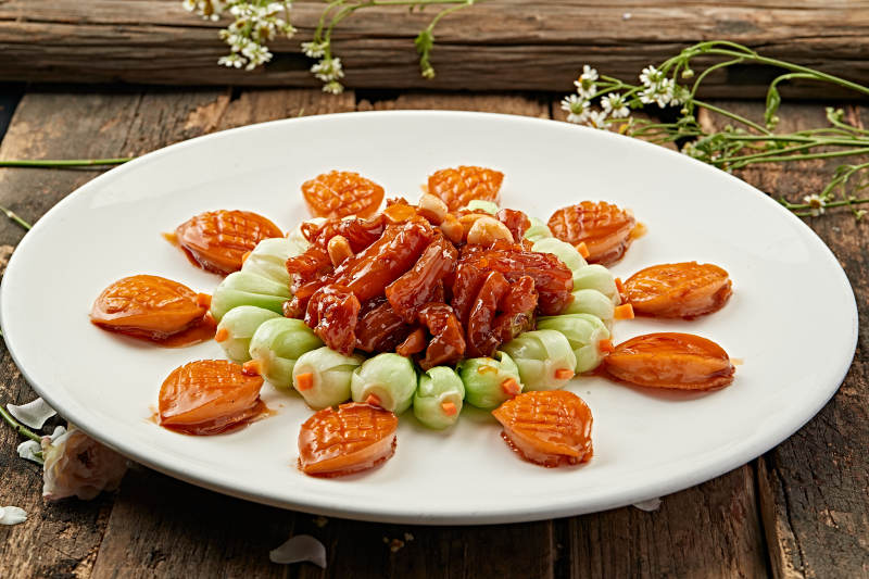 红烧肉配贝类拼盘