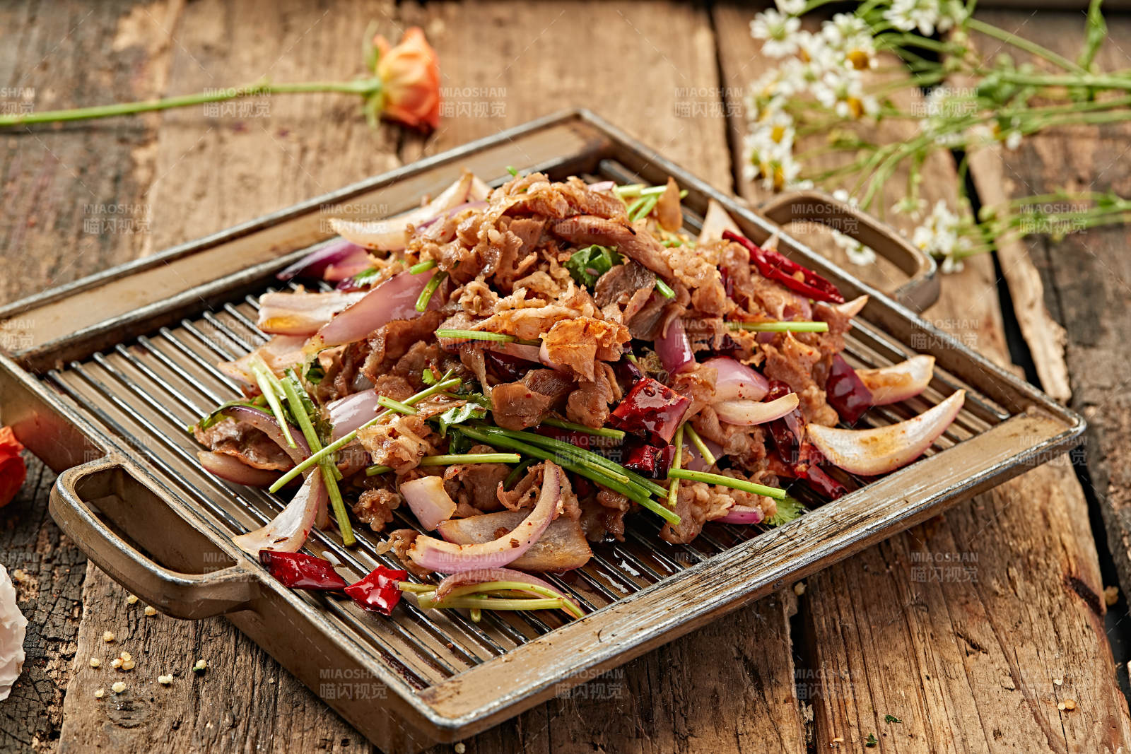 烤鱿鱼串配洋葱