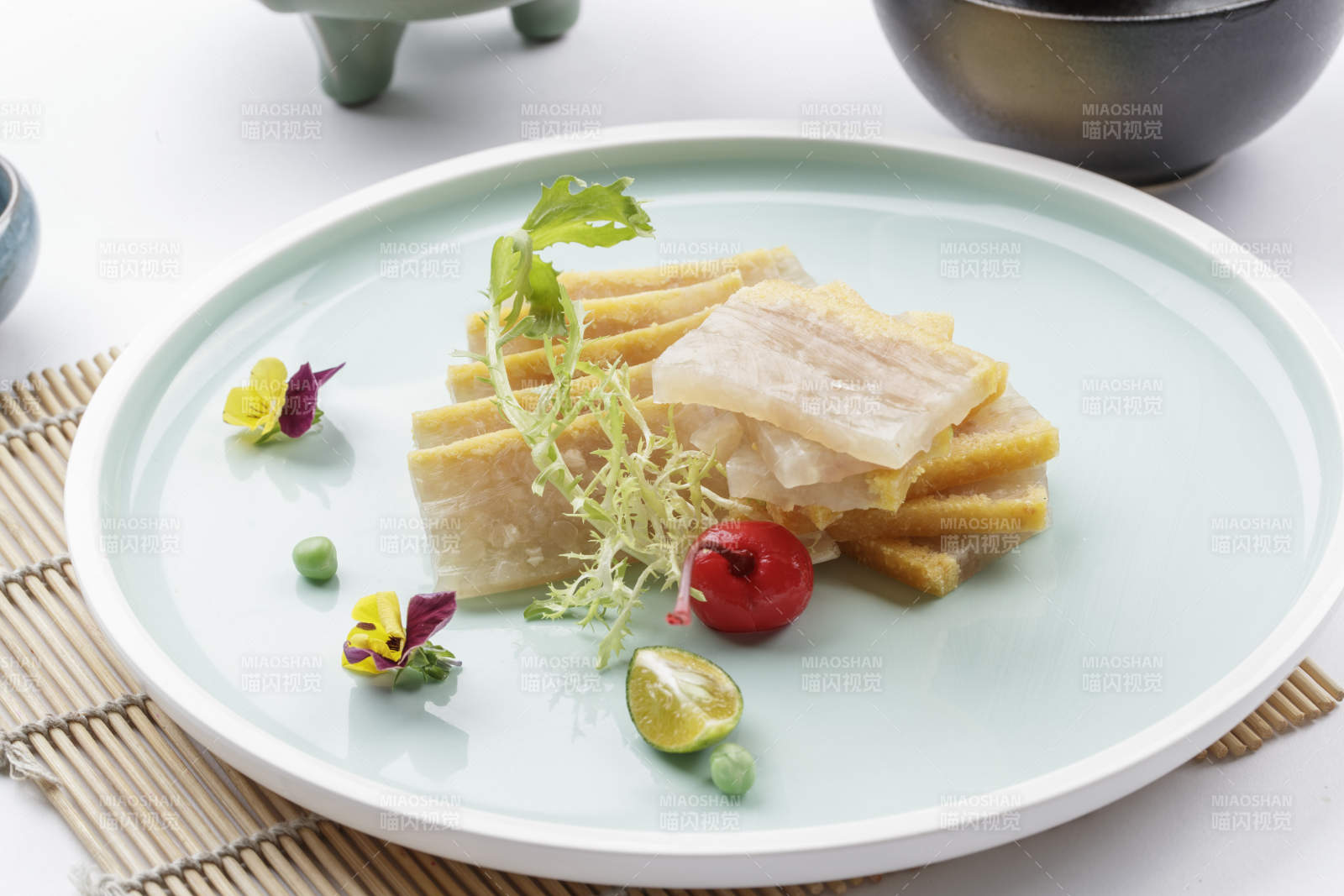 精致鱼糕配蔬菜