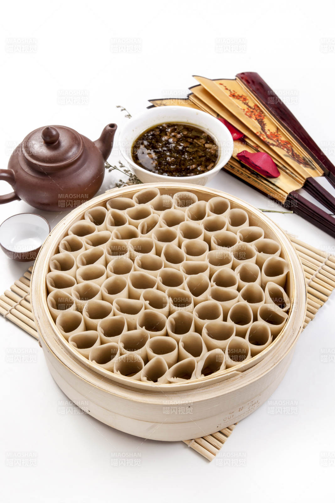 竹蒸笼与茶具静物