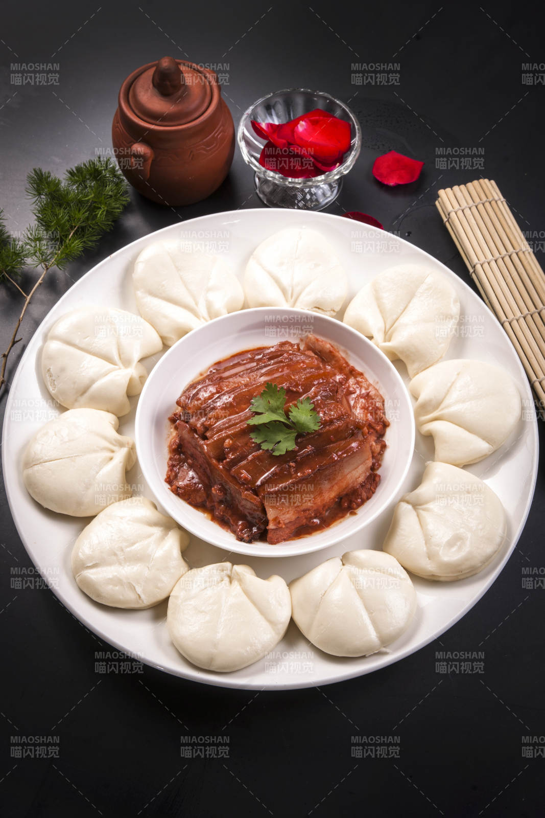 红烧肉配小笼包