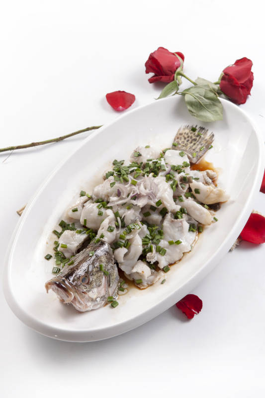 清蒸鱼配葱花