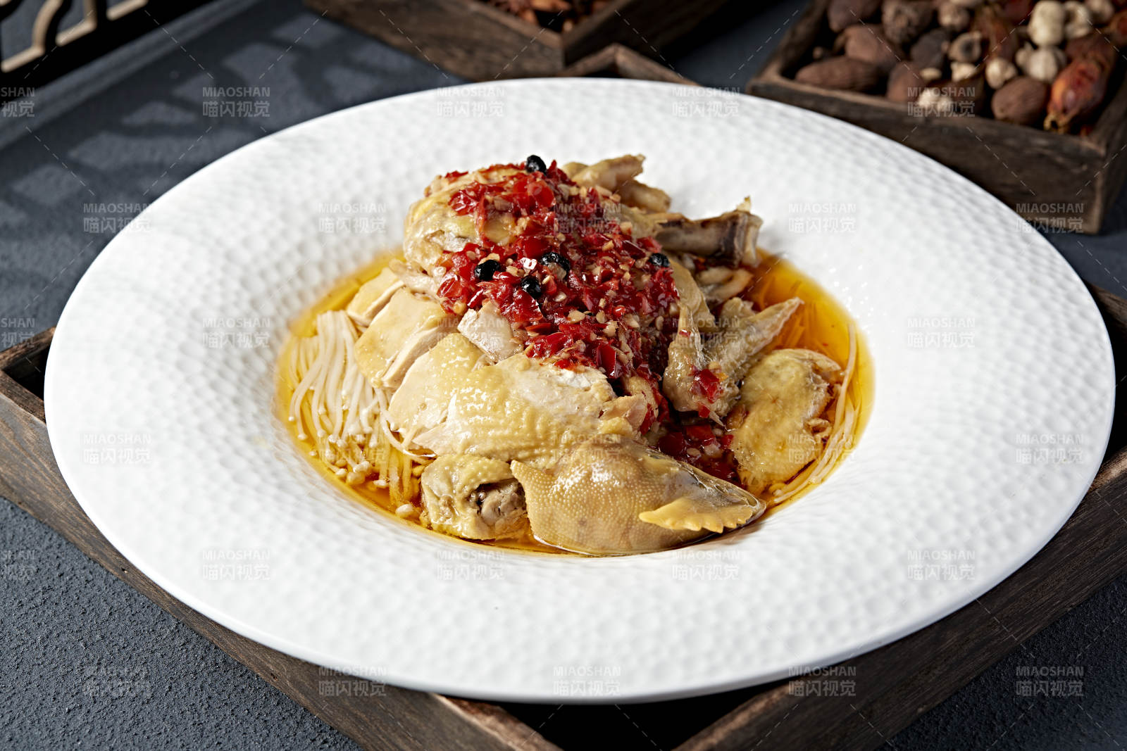 香辣蒸雞配姜絲