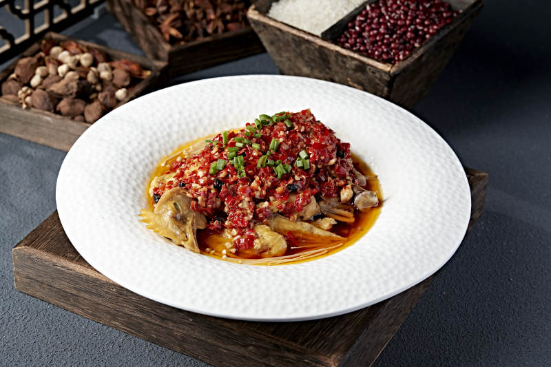 香辣鸡爪配青葱