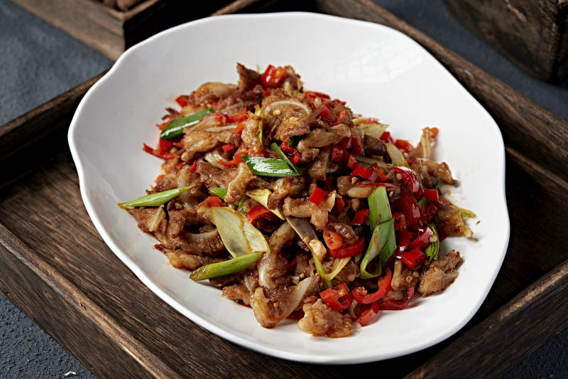 辣炒鸡丁配青红椒
